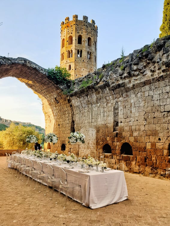Vestuvių vakarienė įspųdingos architektūros vietoje, vestuvių dekoravimas, vestuves uzsienyje, vestuves italijoje