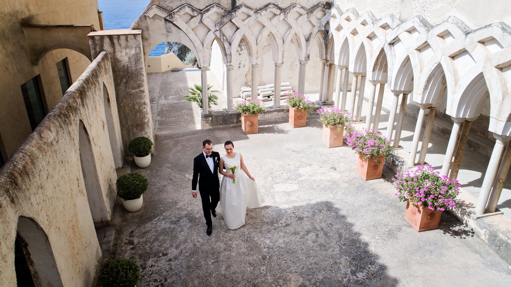vestuvės italijoje, bažnytinė santuoka, maža bažnytėlė vestuvėms, bažnyčia kalnuose, jauki maža bažnytėlė